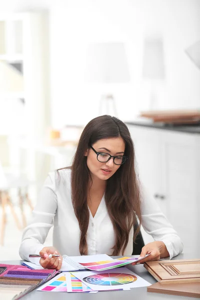 Schöne Designerin — Stockfoto