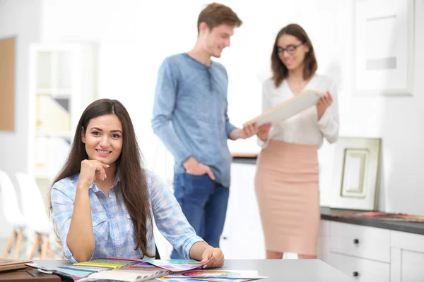 Belle Jeune Femme Regardant Des Échantillons Couleur Dans Bureau Concepteur — Photo