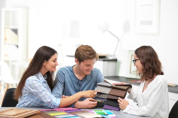 Casal conversando com designer — Fotografia de Stock