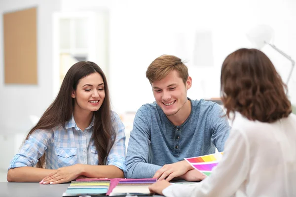 Couple talking with designer — Stock Photo, Image