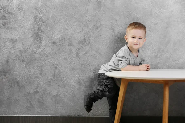 Elegante bebé niño posando —  Fotos de Stock