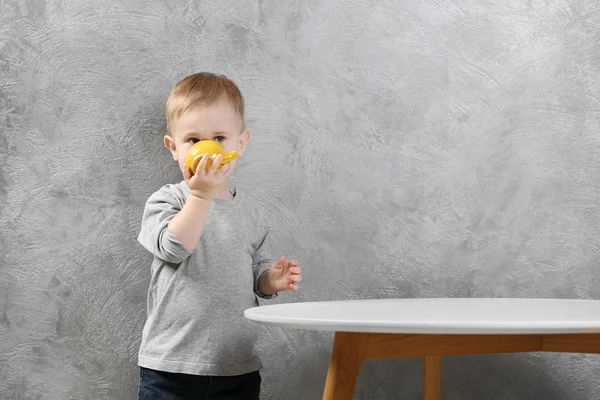 Elegante bebé niño posingd —  Fotos de Stock