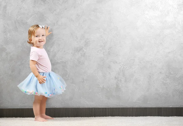 Kleines Mode-Mädchen posiert — Stockfoto