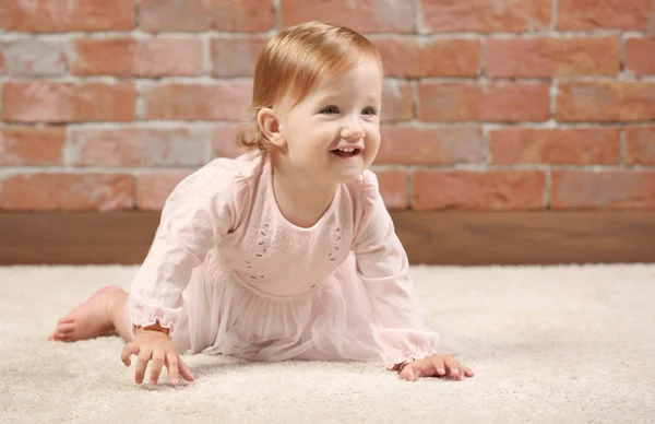 Lilla mode-flicka i rosa klänning — Stockfoto