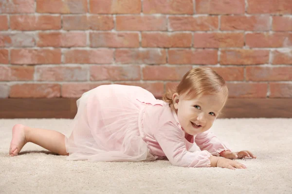 Lilla mode-flicka i rosa klänning — Stockfoto