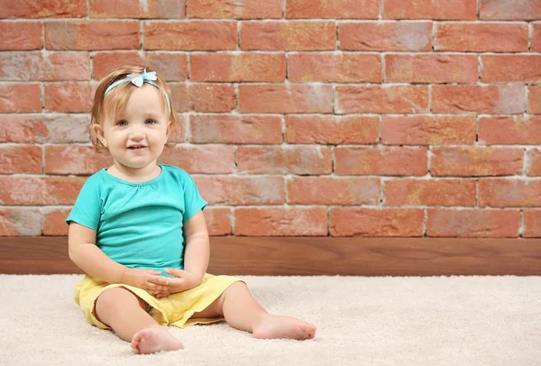 Meisje van de baby in kleur jurk poseren — Stockfoto