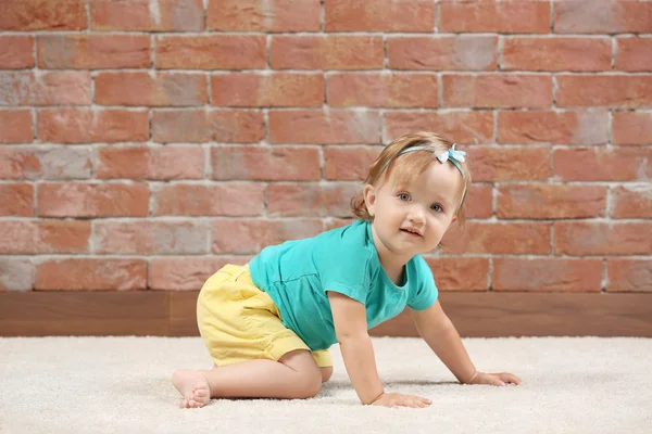 Renk elbise poz içinde kız bebek — Stok fotoğraf