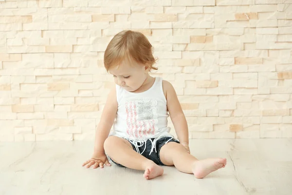 Elegantemente vestida niña posando — Foto de Stock