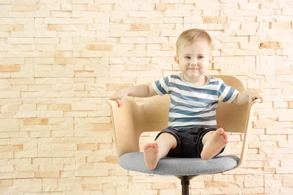 Elegante bambino in una t-shirt a righe — Foto Stock