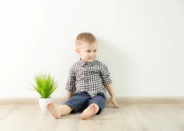 Niño Vestido Moda Con Una Flor Una Olla Sentada Sobre —  Fotos de Stock