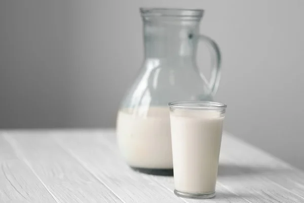 Стакан свежего молока — стоковое фото