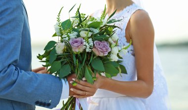 Mutlu evlilik çift nehir arka plan üzerinde