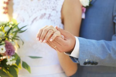 damat ve gelin sarılma