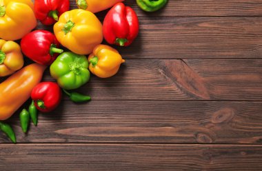 Tahta masada taze biber.