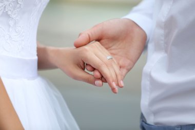 Gelin ve damat el ele tutuşuyorlar.