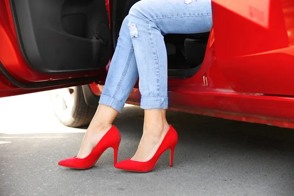 Piernas en zapatos rojos — Foto de Stock