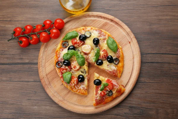 Leckere Pizza in Scheiben geschnitten — Stockfoto