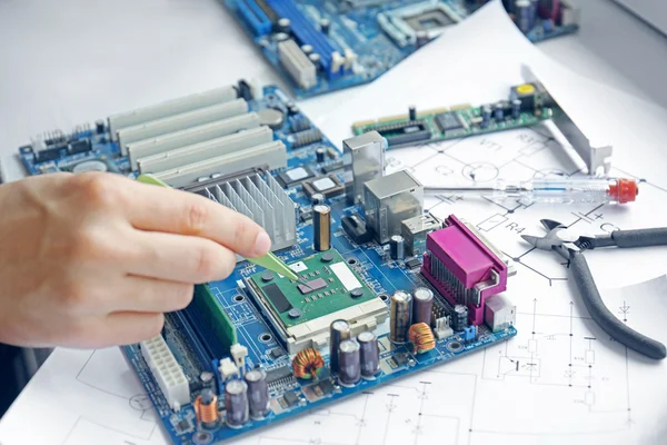 Homem reparando placa-mãe — Fotografia de Stock