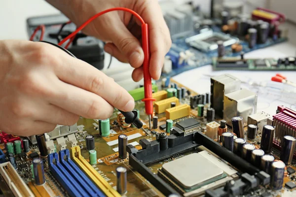 Man repairing motherboard — Stock Photo, Image