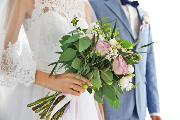 Bruid en bruidegom met prachtige boeket, close-up — Stockfoto