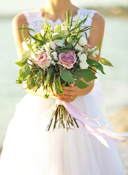 Bruid met mooie boeket, buiten — Stockfoto