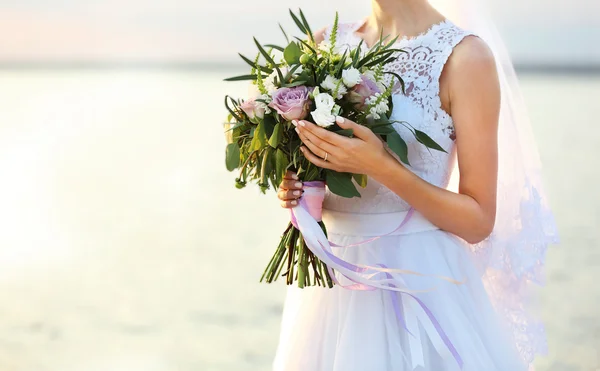 Novia con hermoso ramo, al aire libre — Foto de Stock