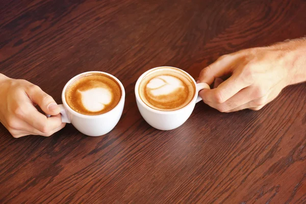 Sosteniendo tazas de café — Foto de Stock