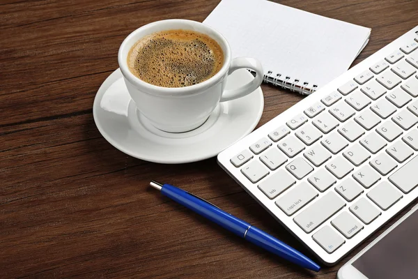 Xícara de café no local de trabalho moderno — Fotografia de Stock