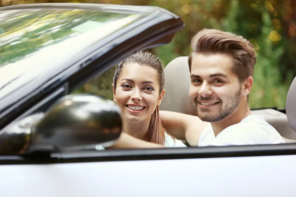 Belo casal no carro — Fotografia de Stock