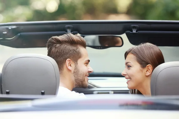 Beau couple en voiture — Photo