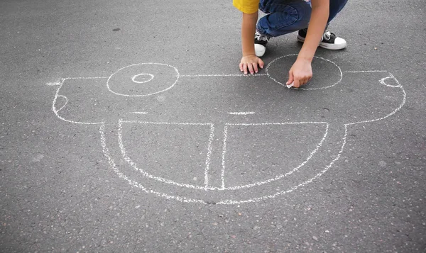 Boy with chalk drawing car — Stock Photo, Image