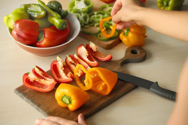 Mujer preparando pimientos — Foto de Stock