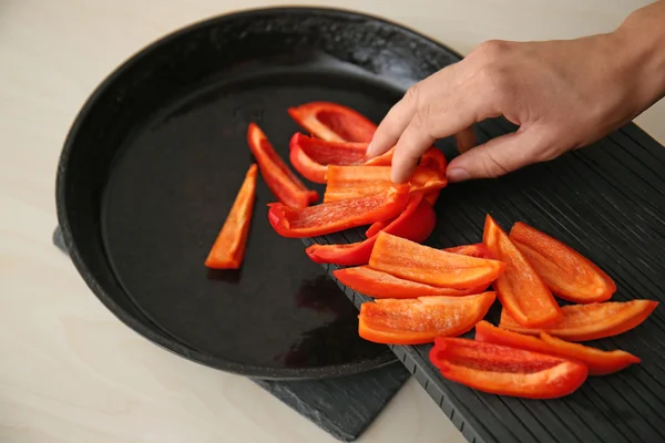 Mulher preparando pimentas — Fotografia de Stock