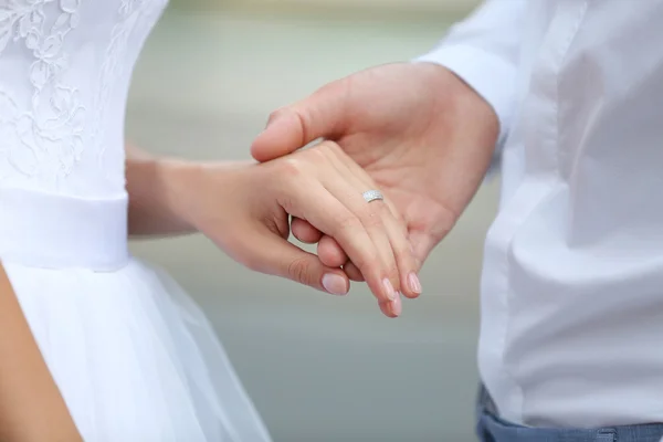 Bride and groom holding hands — Stock Photo, Image