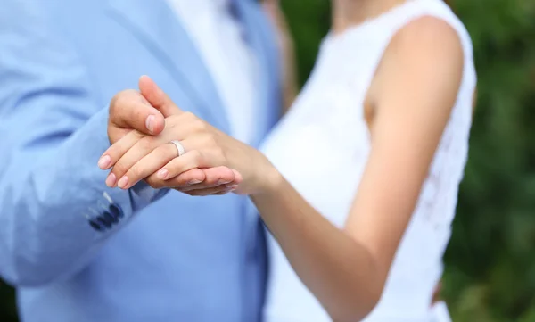 Bride and groom holding hands — Stock Photo, Image