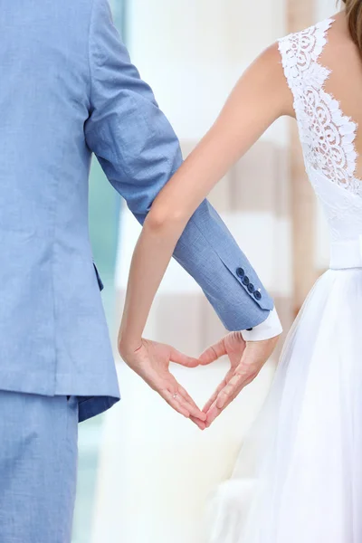 Sposa e sposo che si tengono per mano — Foto Stock