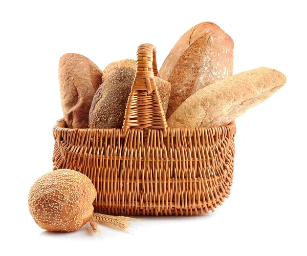 Pão fresco em cesta de vime, isolado sobre branco — Fotografia de Stock