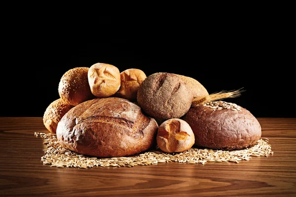 深色背景的新鲜面包 — 图库照片