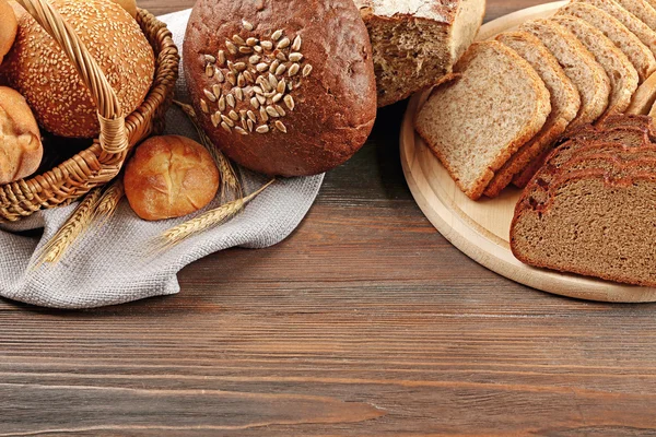 Pão fresco na mesa — Fotografia de Stock