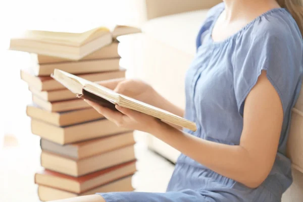 Woman reading book — Stock Photo, Image