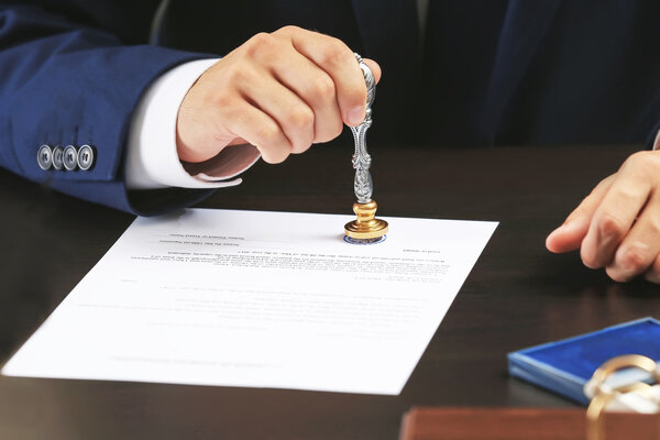 Нотариус в офисе
