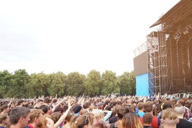 Kalabalık bir açık hava konserinde