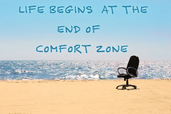 Comfort Zone Concept Een Bureaustoel Het Strand — Stockfoto