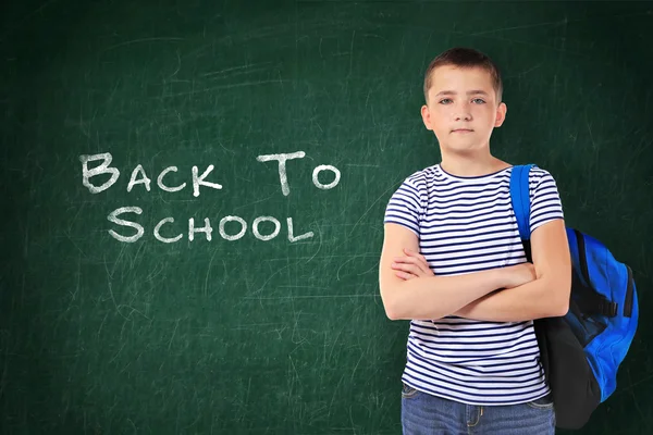 Έννοια Σχολείο Χαριτωμένο Αγόρι Στέκεται Μαυροπίνακα Φόντο Κείμενο Πίσω Στο — Φωτογραφία Αρχείου