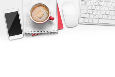 Beyaz arka plan üzerinde office araçları ile kahve