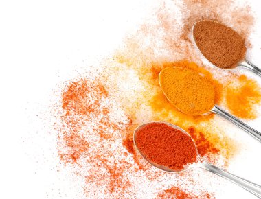 kaşık içinde farklı baharatlar  