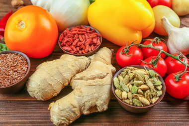 Sebze ve baharatlar ahşap masada