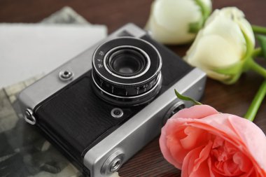 Vintage fotoğraf makinesi ile güzel güller ve fotoğraf, portre