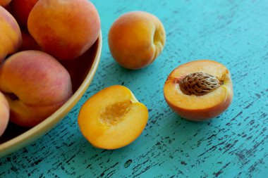 Bir renk arka plan üzerinde taze şeftali