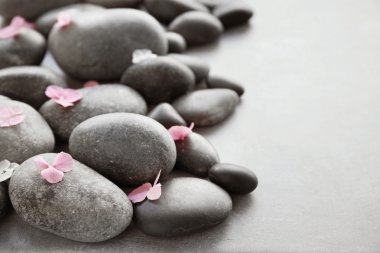 Ortanca gri arka plan üzerinde taşlarla Spa